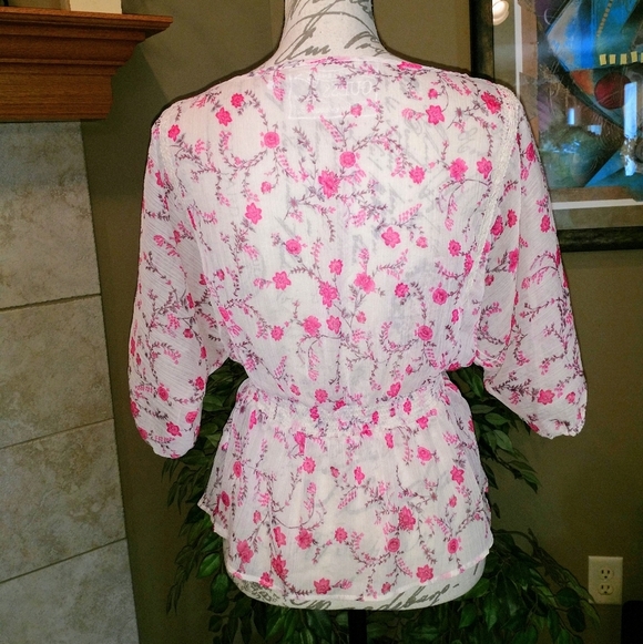 Guess Shirt Size Medium Pink Cream Floral! - Picture 8 of 16